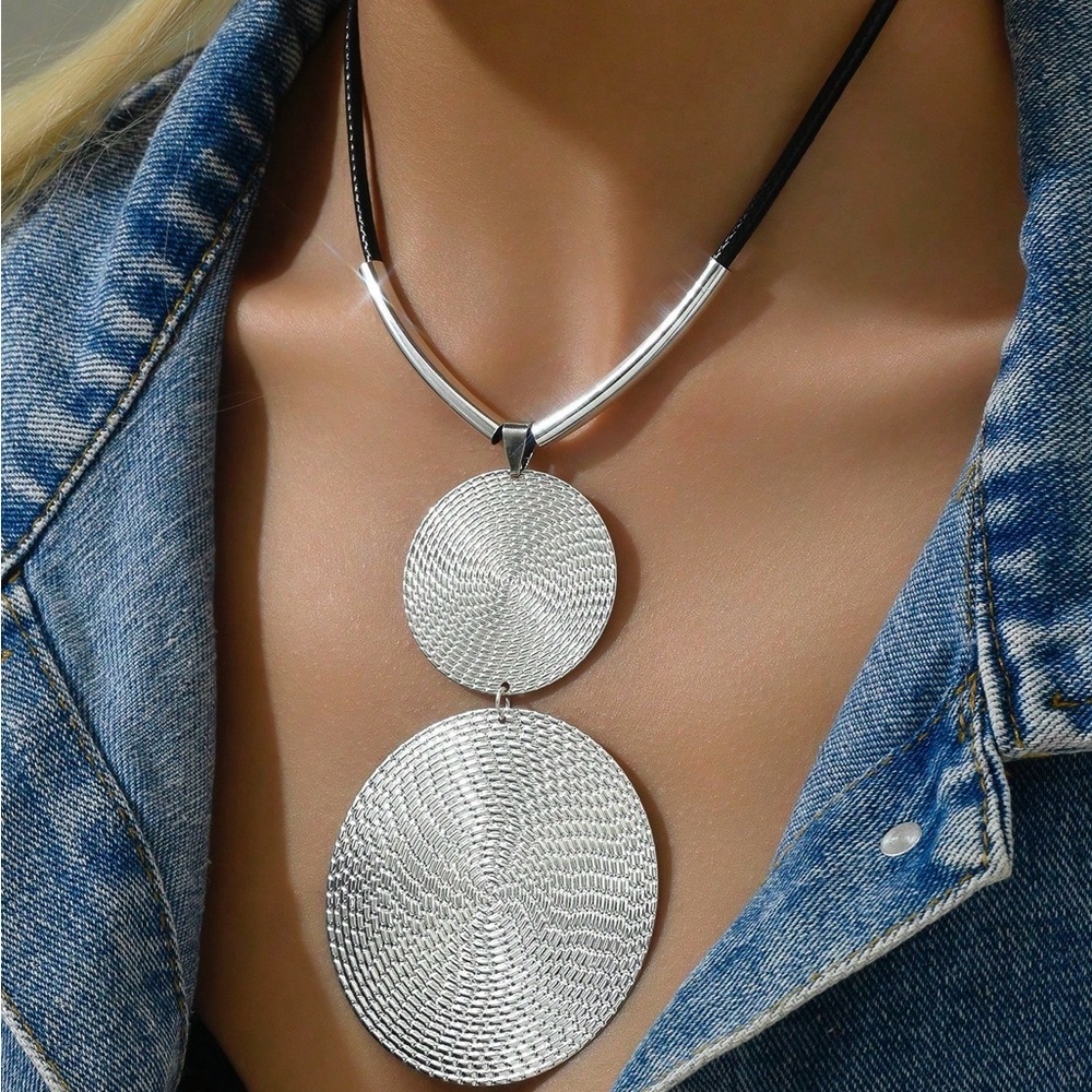 Elegant Silver Pendant Necklace